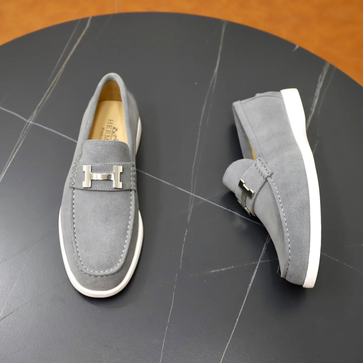 Ex-factory price: 540💰Hermès/Hermès slip-on men's shoes. This shoe is made of imported cow suede leather, with simple and smooth lines, and a 3CM rubber foam ultra-light sole combined with aerodynamic design! Youthful and fashionable, H button decoration, contrasting leather embellishment on the heel, calf lining to gently wrap your feet, with embossed logo cowhide feet, leather rock strips, casual and urban style, highlighting youthful vitality, sports and leisure version, super versatile Size number: 38-39-40-41-42-43-44 Standard leather shoe size (45 can be customized but does not support returns)